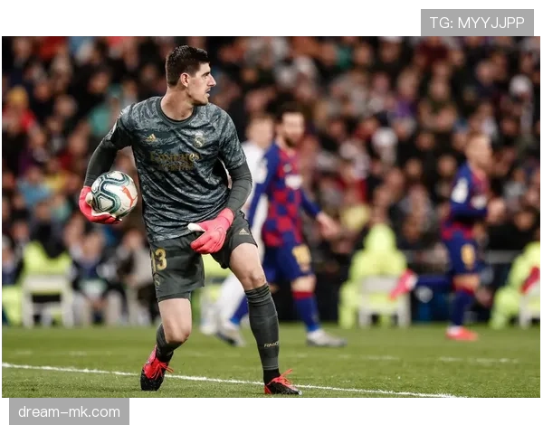 库尔图瓦神勇扑救助球队守住胜利，国家德比关键时刻展现门将风采