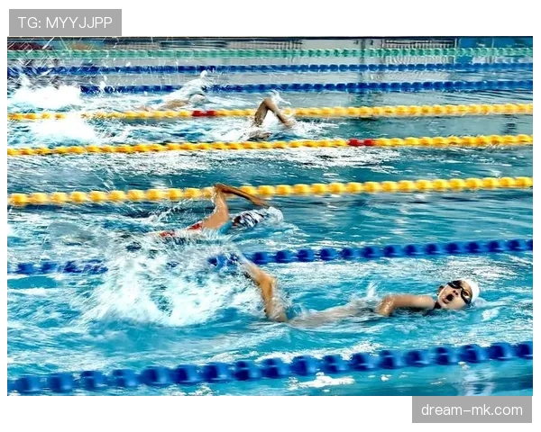 谢娜·杰克展现自由泳实力，赛场上的速度与激情