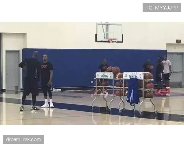 陶菲克当年赢球后直接去提了辆法拉利,训练馆门口签单的样子像极了随手买杯奶茶